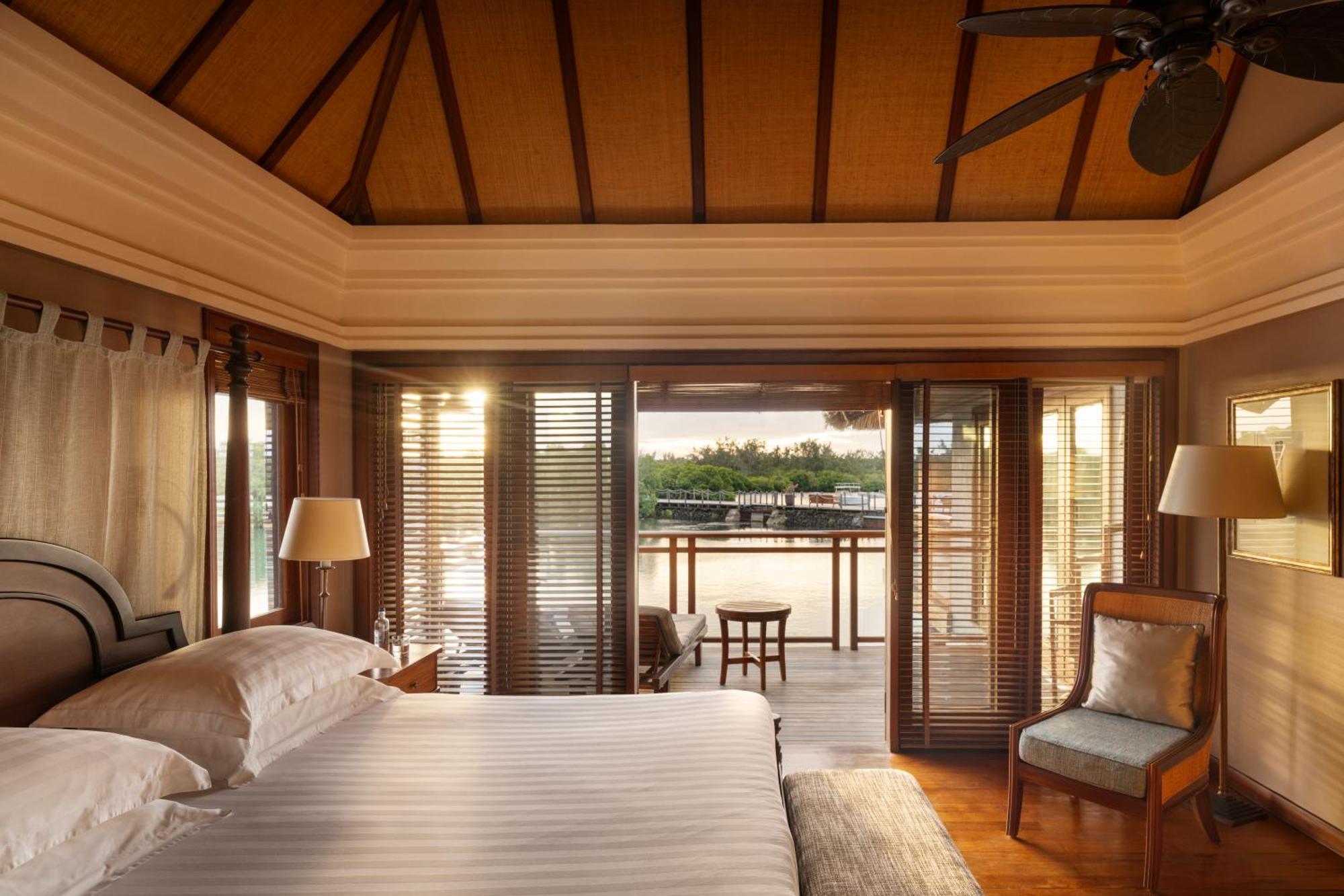 Constance Prince Maurice Poste de Flacq Exteriör bild A bedroom at the Four Seasons Hotel, Bangkok